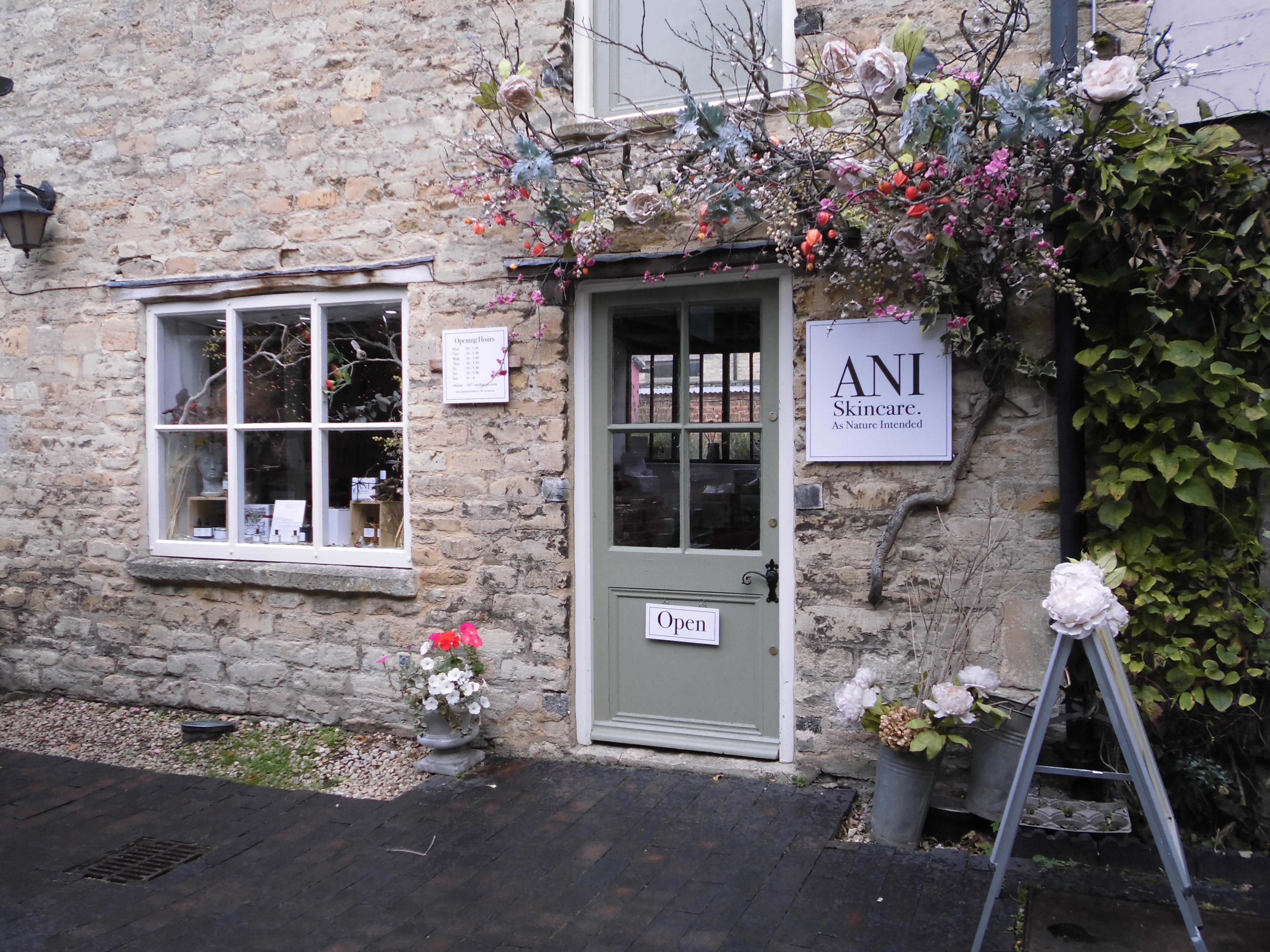 Unit G7, Jesse's Stable Yard, Cirencester, Gloucestershire GL7 2AA - Marriotts Property LLP Estate Agents Faringdon, Oxfordshire